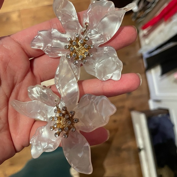 Opaque white Acrylic lily earrings - Picture 4 of 6